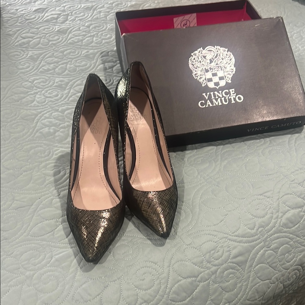 Vince Camuto Black Heels Sleek Design